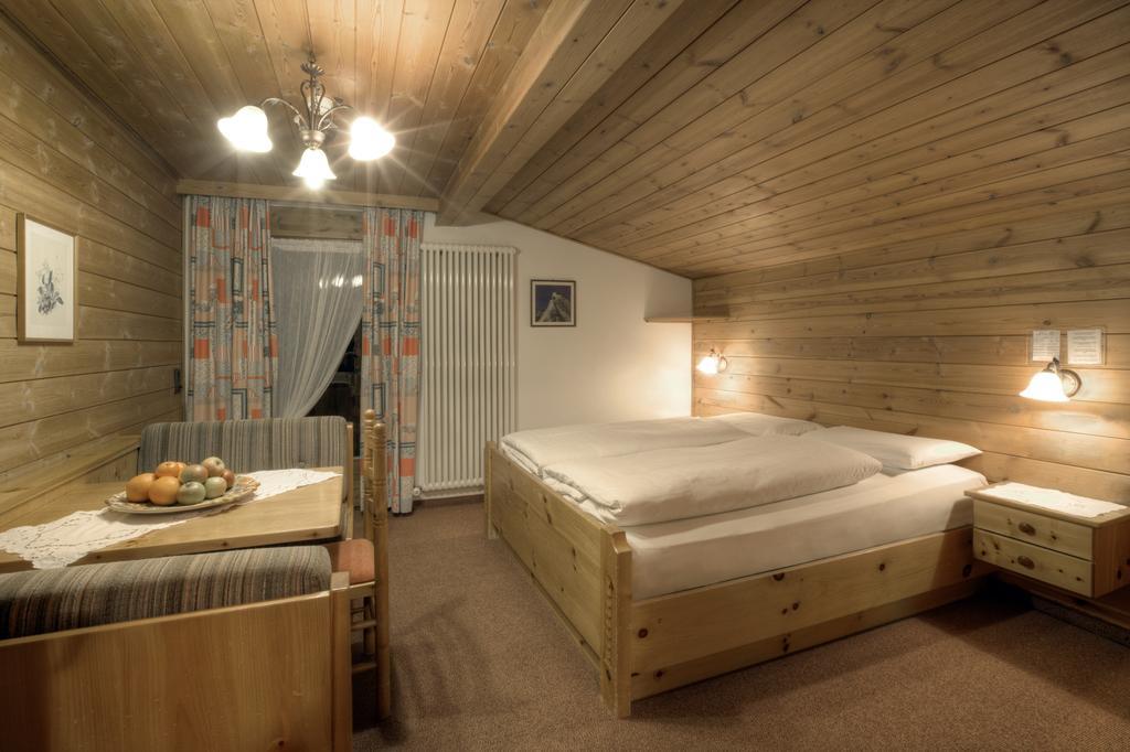 Hotel Ciasa Ai Pini St. Kassian Zimmer foto