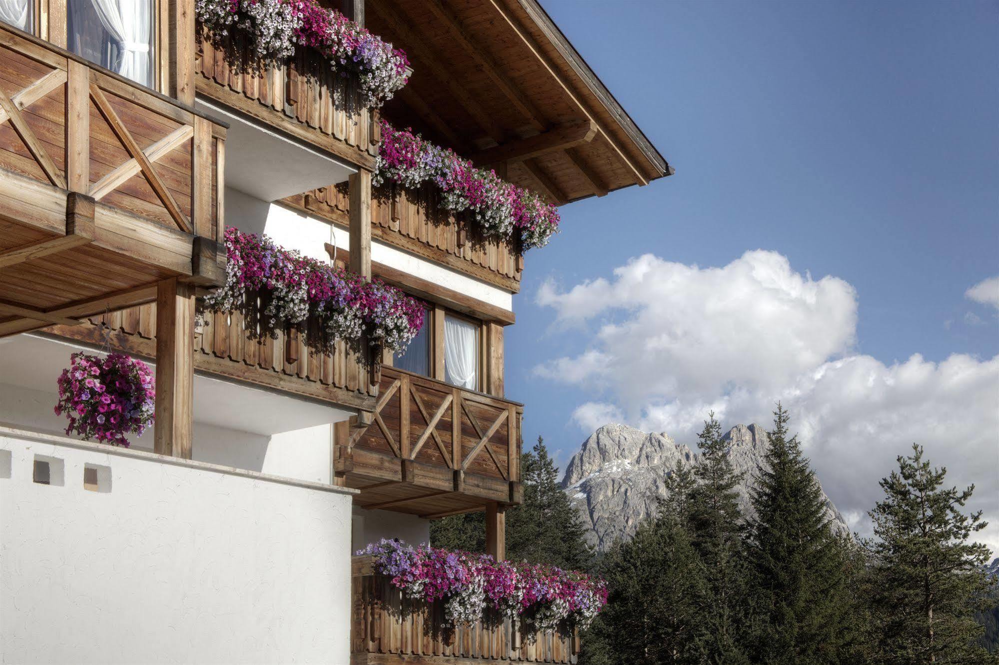 Hotel Ciasa Ai Pini St. Kassian Exterior foto
